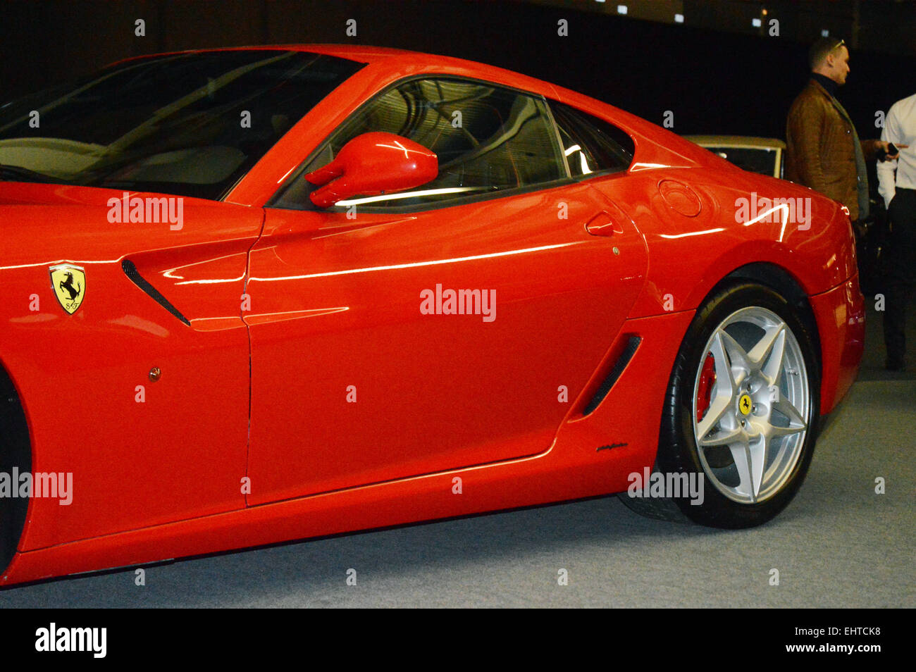 Rosso Ferrari nello showroom Foto Stock