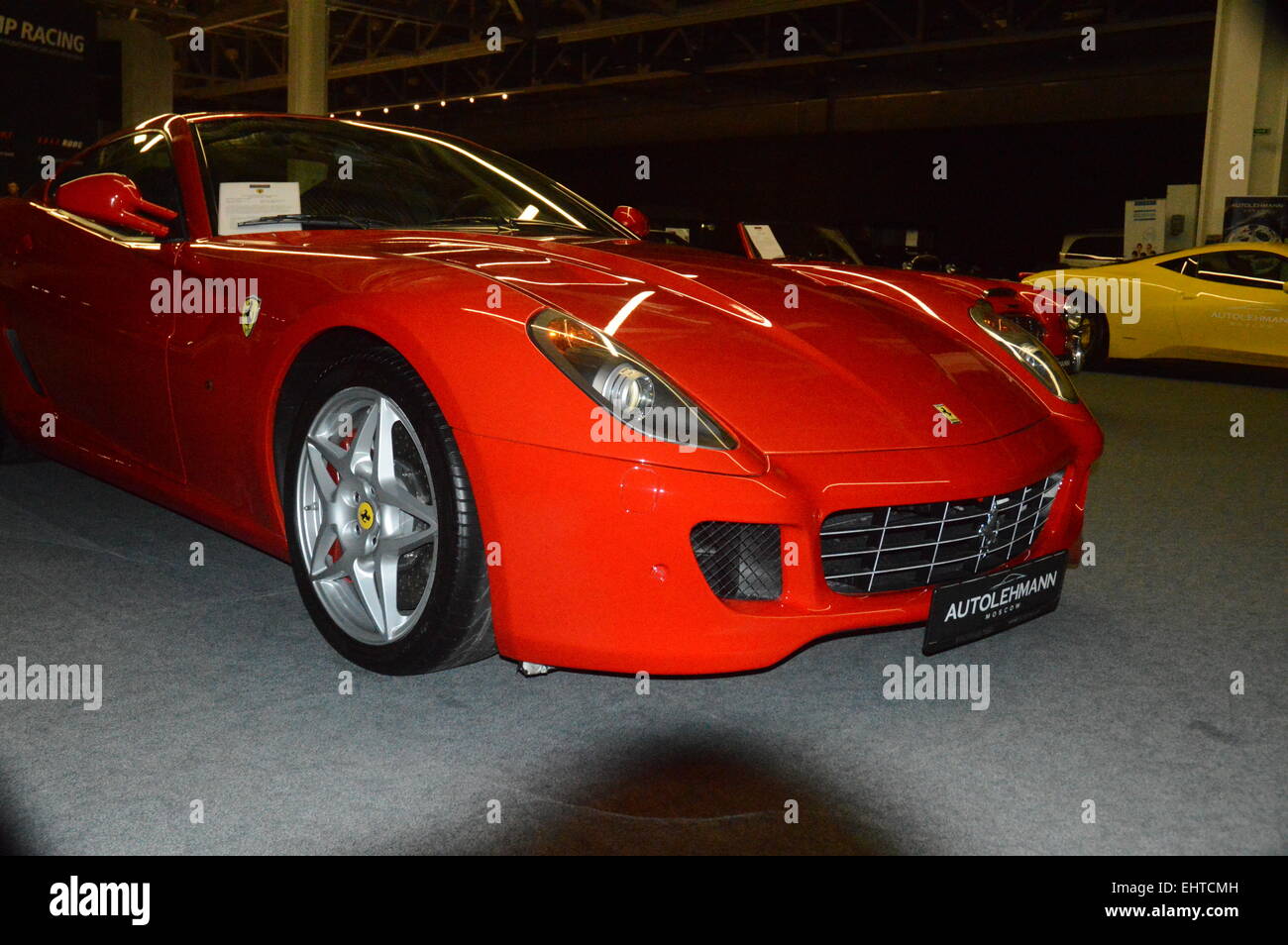 Rosso Ferrari nello showroom Foto Stock
