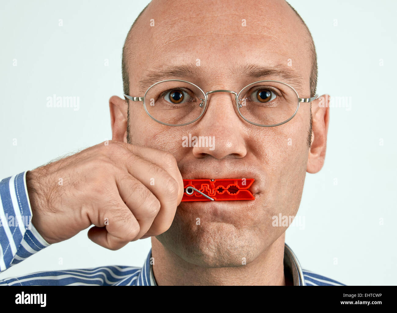 L'uomo con la bocca è chiusa saldamente con la fascetta Foto Stock