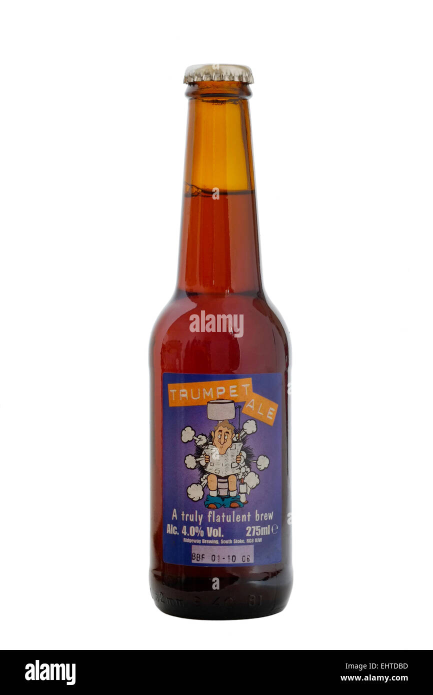 Una bottiglia di tromba ale descritta come una vera e propria flatulent brew contro uno sfondo bianco Foto Stock