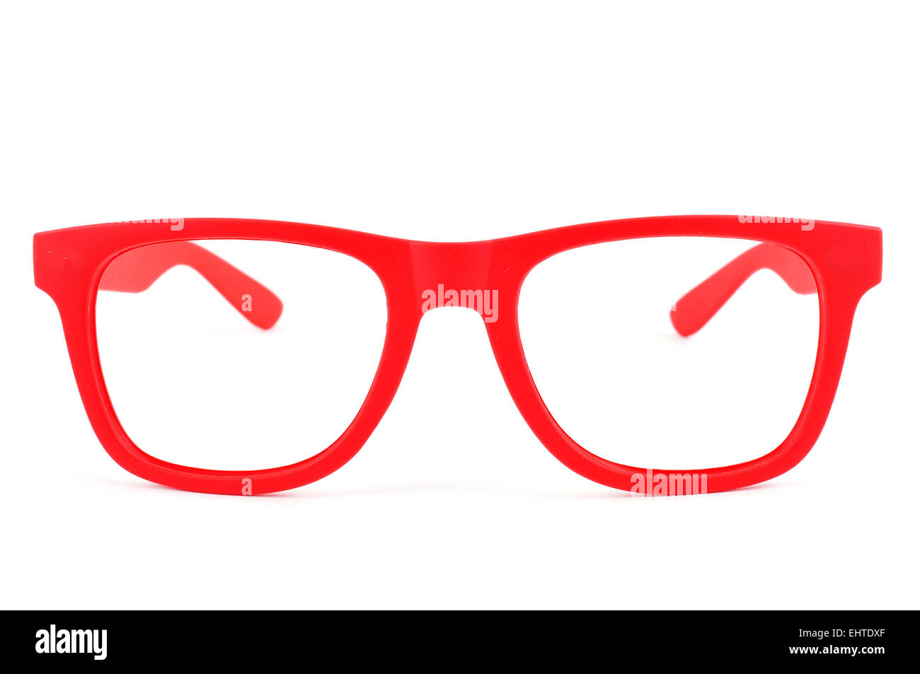 Una coppia in plastica di colore rosso-occhiali bordati su sfondo bianco Foto Stock