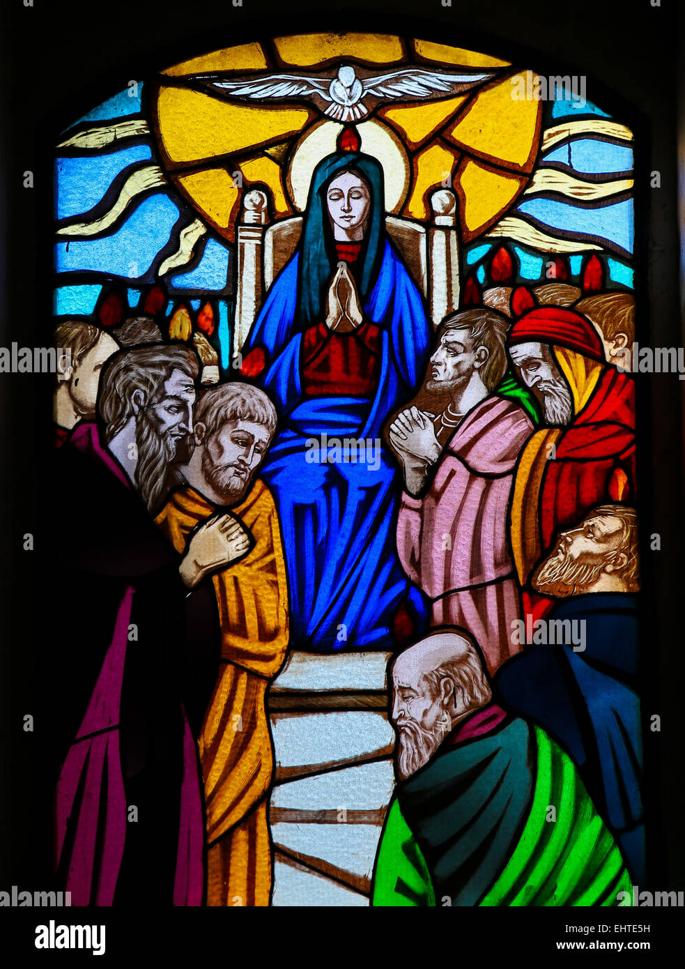 Vetrata raffigurante la Discesa dello Spirito Santo a Pentecoste nella chiesa di Ostuni, Puglia, Italia Foto Stock