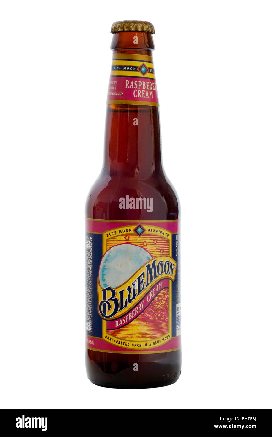 Una bottiglia di blue moon aroma di lampone american birra chiara su sfondo bianco Foto Stock