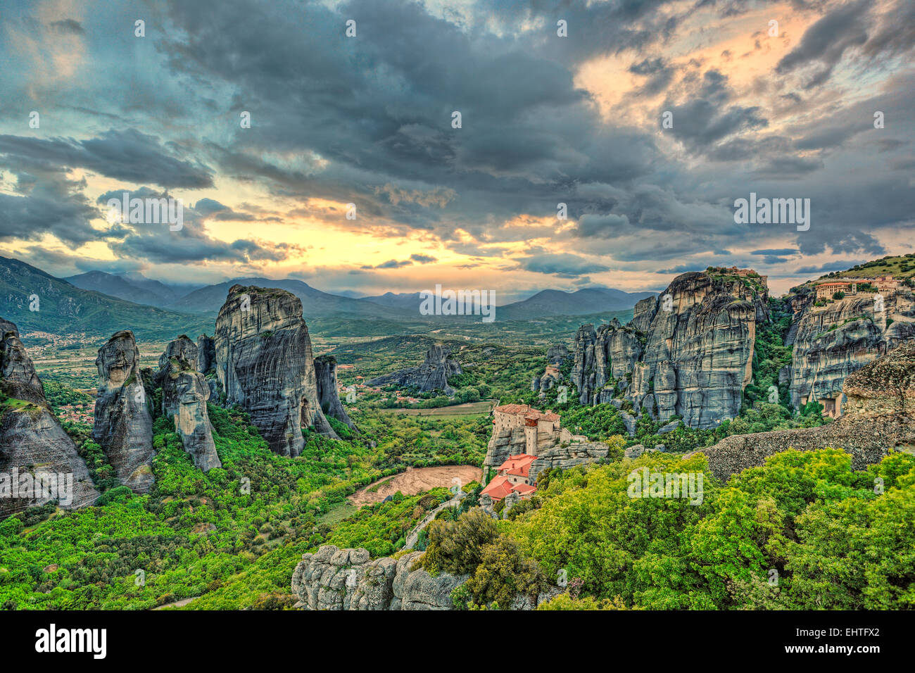 I monasteri sulla sommità delle rocce giganti sembrano miracolosa e rendere Meteora uno dei luoghi più spettacolari in Grecia. Foto Stock