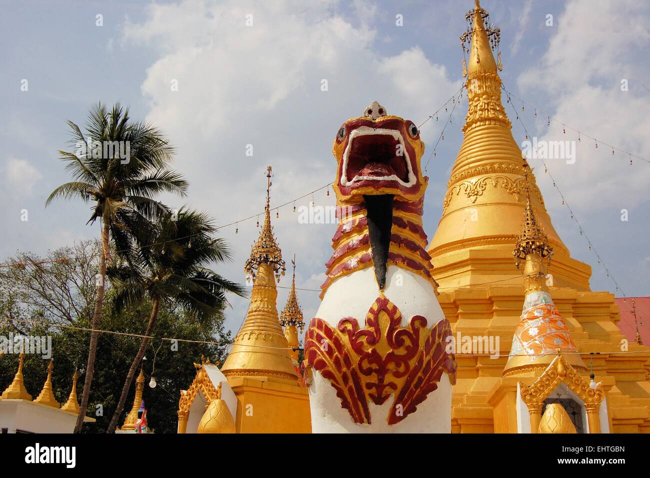 Tempio birmano con Lion in Sangkhlaburi, Thailandia Foto Stock