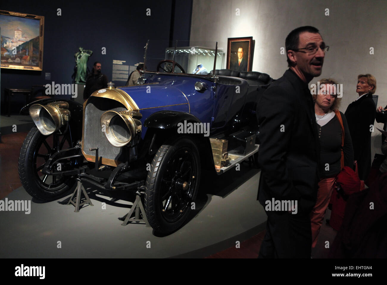 Automobile Benz 16/40 HP (1914) di proprietà dal Principe Karl V Schwarzenberg. Museo Tecnico Nazionale, Praga, Repubblica Ceca. Mostra 'Castelli e fortezze: riscoperto e celebrato" presso il Castello di Praga scuola di equitazione a Praga, Repubblica Ceca. Curatrice della mostra Petr Pavelec guide un tour per l'espositore per i giornalisti. Foto Stock
