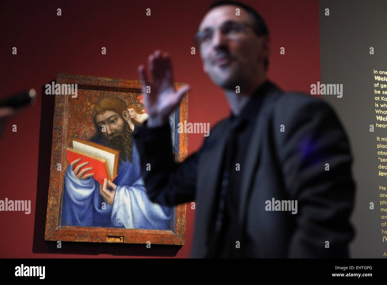 San Matteo Evangelista. Pittura dal Maestro Theoderic dalla Cappella della Santa Croce nel castello di Karlstejn, Repubblica Ceca. Mostra 'Castelli e fortezze: riscoperto e celebrato" presso il Castello di Praga scuola di equitazione a Praga, Repubblica Ceca. Curatrice della mostra Petr Pavelec guide un tour per l'espositore per i giornalisti. Foto Stock