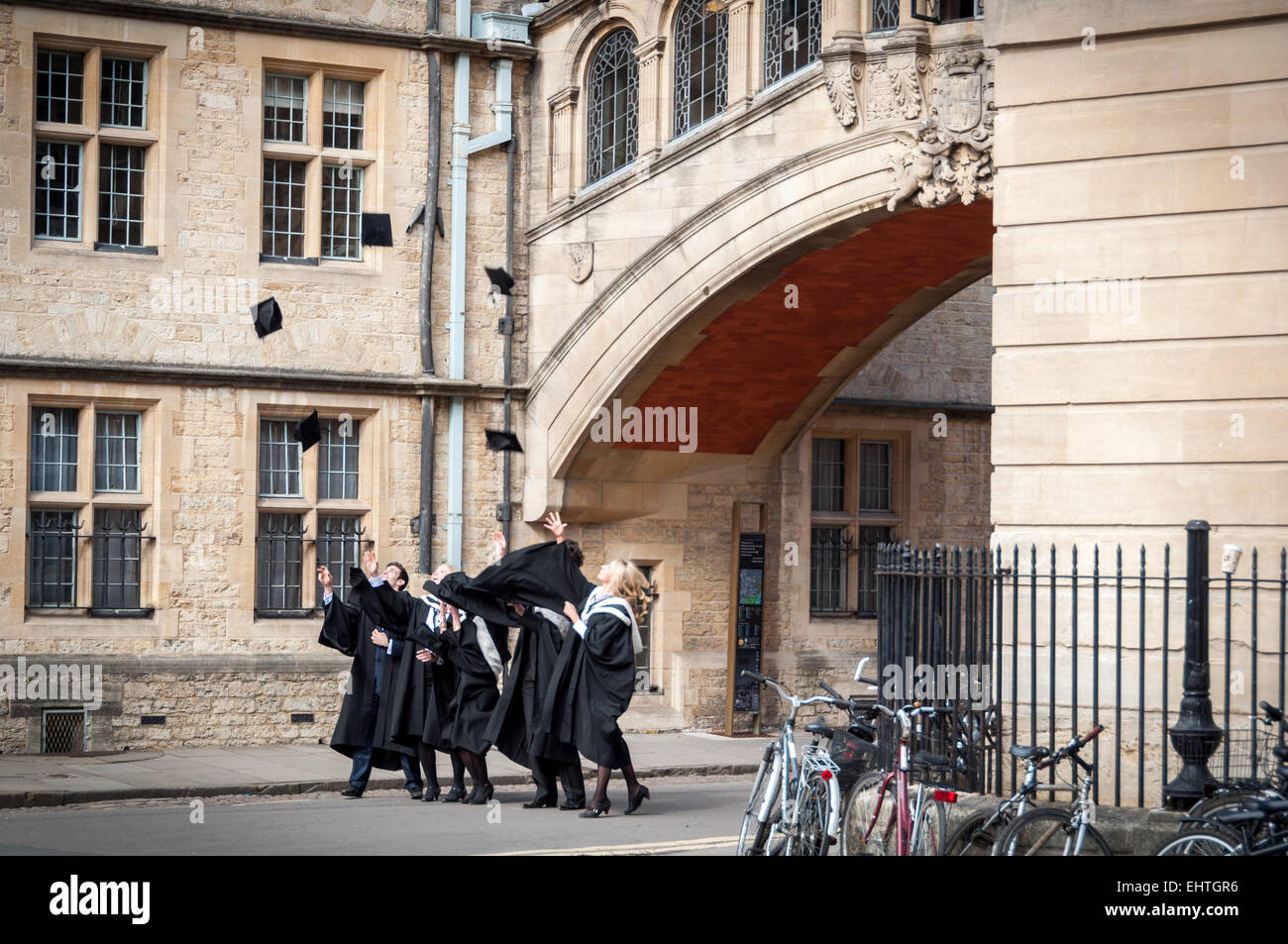 Università di Oxford gli studenti festeggiano la fine dell anno accademico, Oxford, Inghilterra Foto Stock