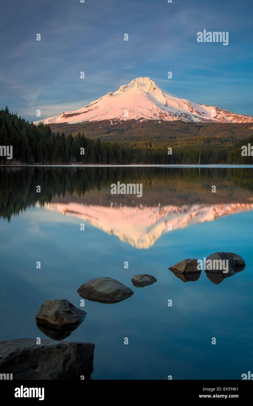 Impostazione sole sul Monte Cofano da Trillium Lago, Cascade Mountains, Oregon, Stati Uniti d'America Foto Stock