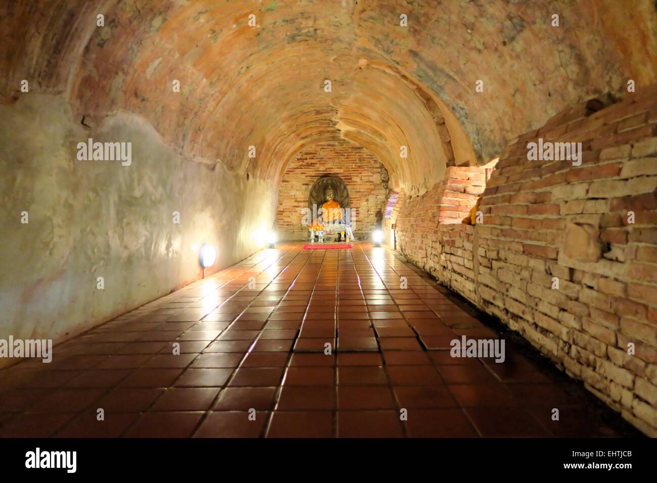 Buddha di pietra al Wat U-mong tempio sotterraneo Foto Stock