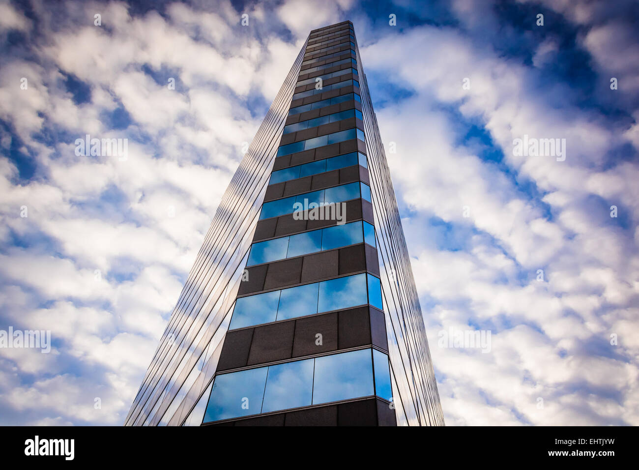 Cielo di sera oltre 250 West Pratt Street, a Baltimora, Maryland. Foto Stock