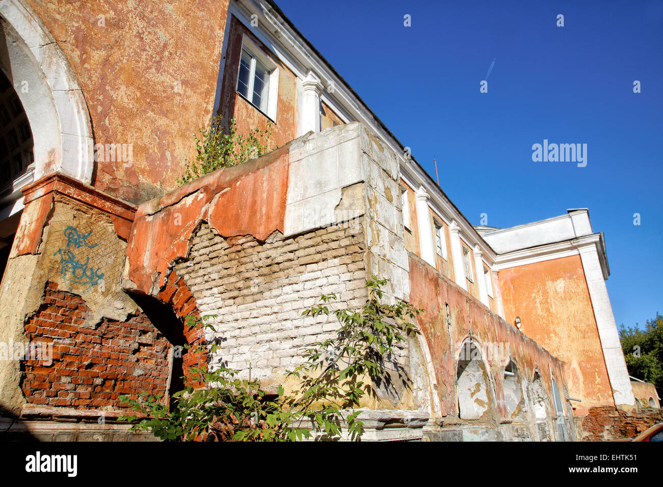 Vecchie mura contro il cielo blu scuro Foto Stock