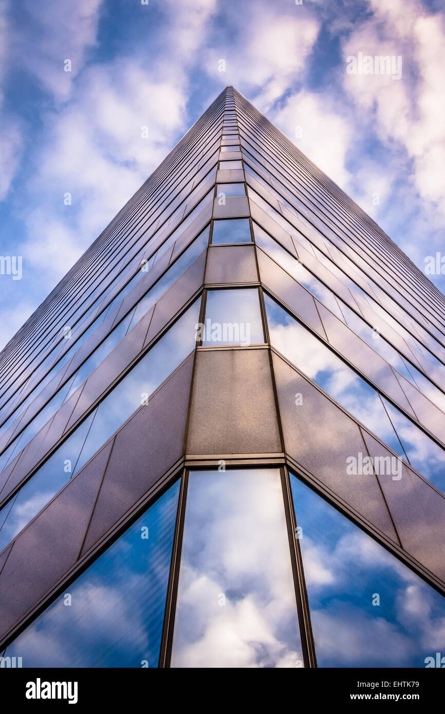 Cielo di sera riflettendo nella moderna architettura di vetro a 250 West Pratt Street, a Baltimora, Maryland. Foto Stock