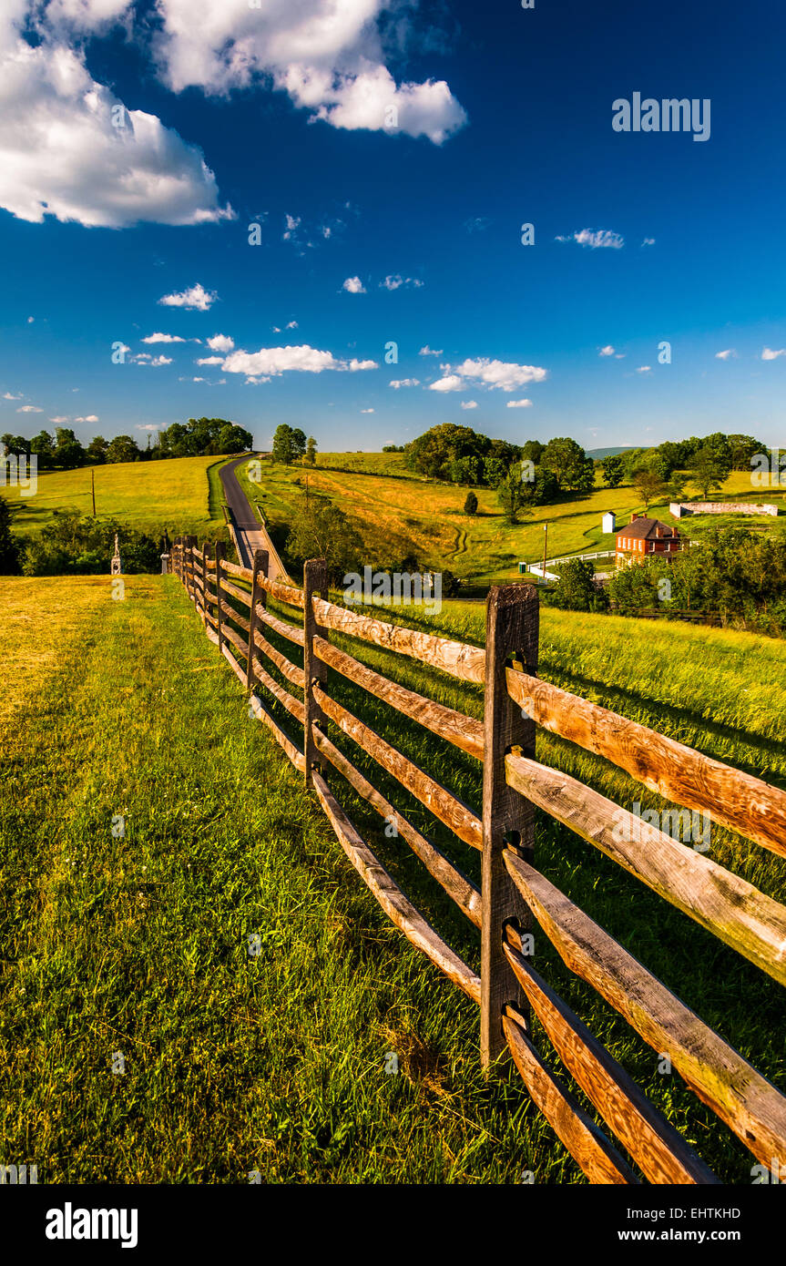 Recinzione e vista delle dolci colline e campi coltivati in Antietam National Battlefield, Maryland (verticale). Foto Stock