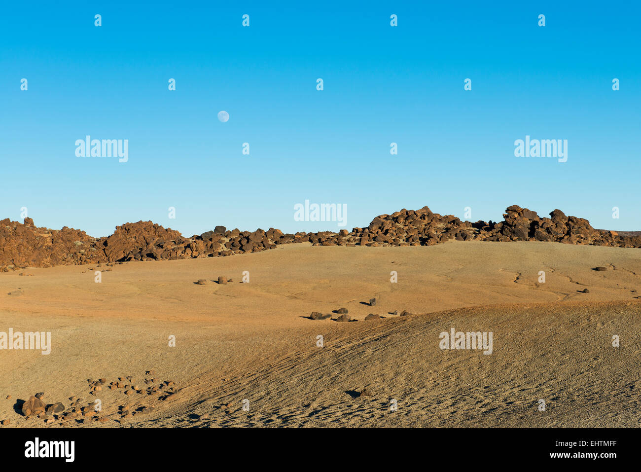 Vulcano paesaggio con luna nel Parco Nazionale di El Teide Tenerife in Spagna. Foto Stock
