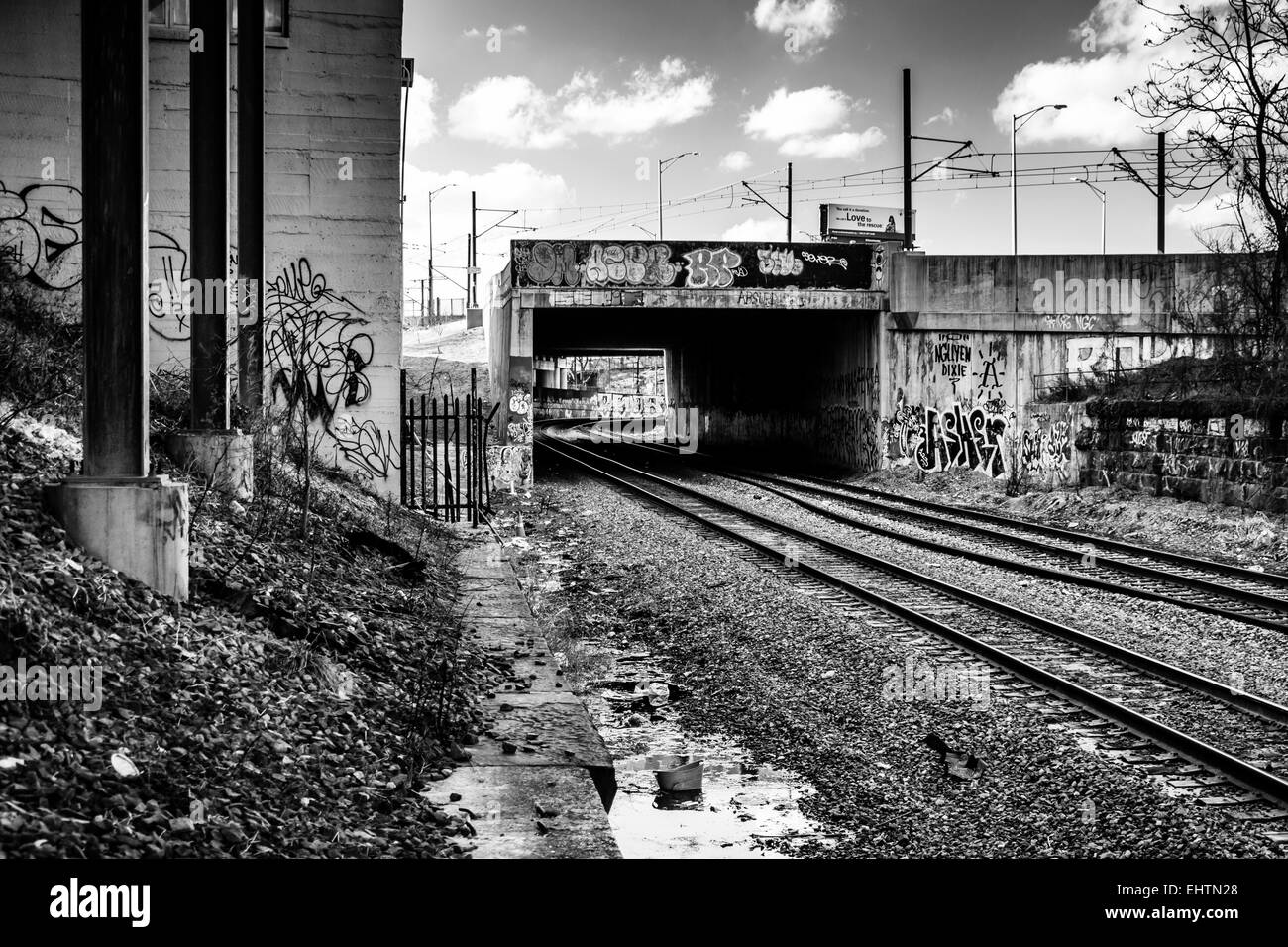 Graffiti su un ponte sopra i binari della ferrovia a Baltimora, Maryland. Foto Stock