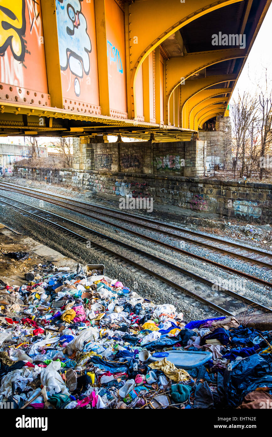 Graffiti su un ponte sopra i binari della ferrovia a Baltimora, Maryland. Foto Stock