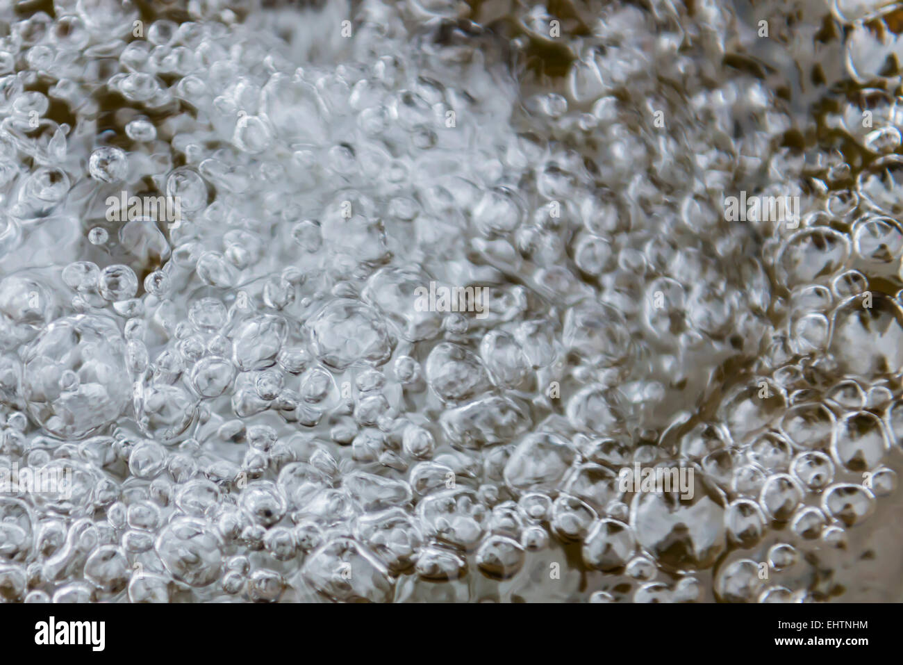Lo streaming di acqua con bolle. Foto Stock