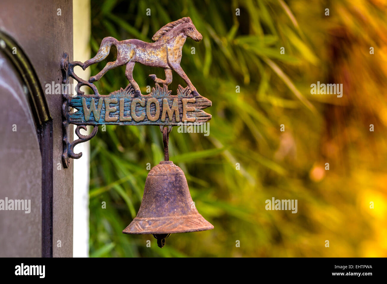 Cartello in metallo benvenuto sulla porta a cavallo scultura. Foto Stock