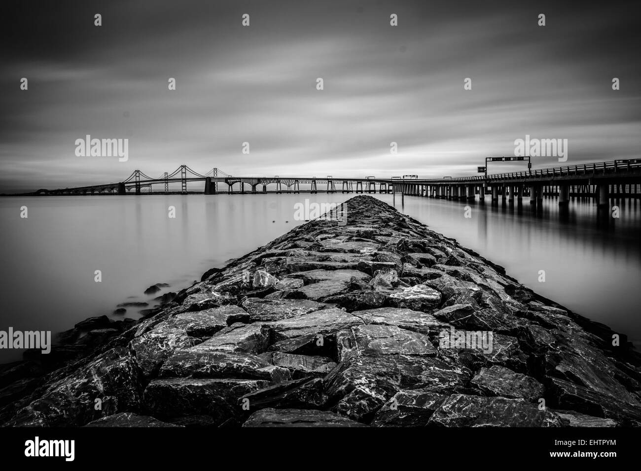 Una lunga esposizione di un pontile e la Chesapeake Bay Bridge, da Sandy Point State Park, Maryland. Foto Stock