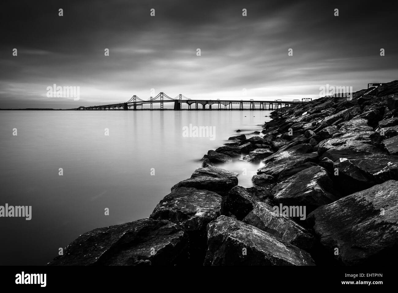 Una lunga esposizione di un pontile e la Chesapeake Bay Bridge, da Sandy Point State Park, Maryland. Foto Stock