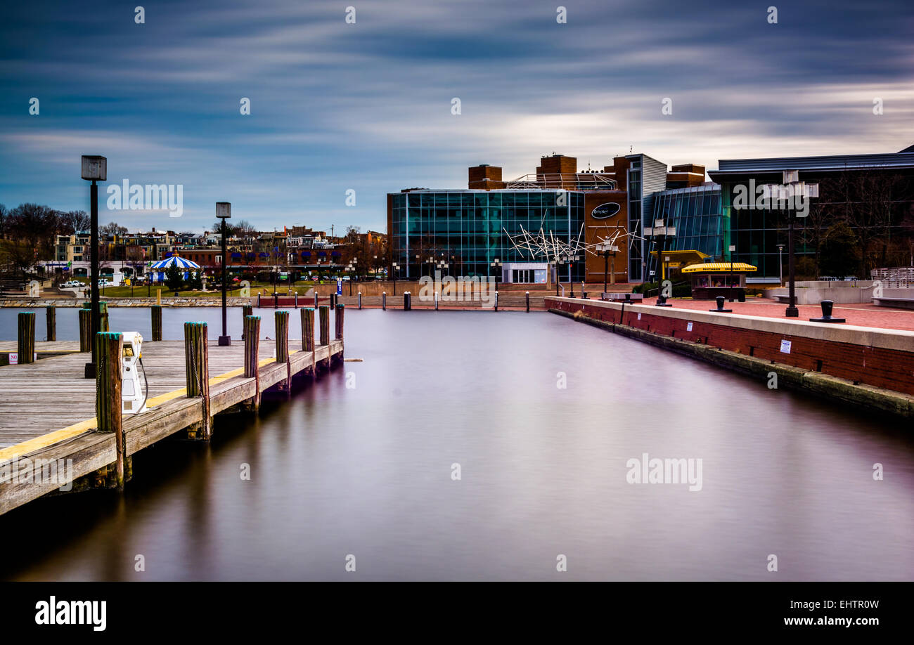 Una lunga esposizione di un molo e il Maryland Science Center presso il Porto Interno di Baltimore, Maryland. Foto Stock