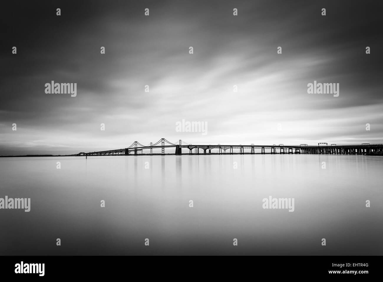 Lunga esposizione della Chesapeake Bay Bridge, da Sandy Point State Park, Maryland. Foto Stock