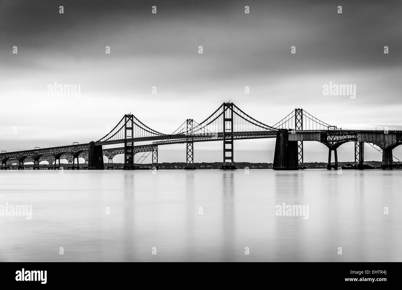 Lunga esposizione della Chesapeake Bay Bridge, da Sandy Point State Park, Maryland. Foto Stock