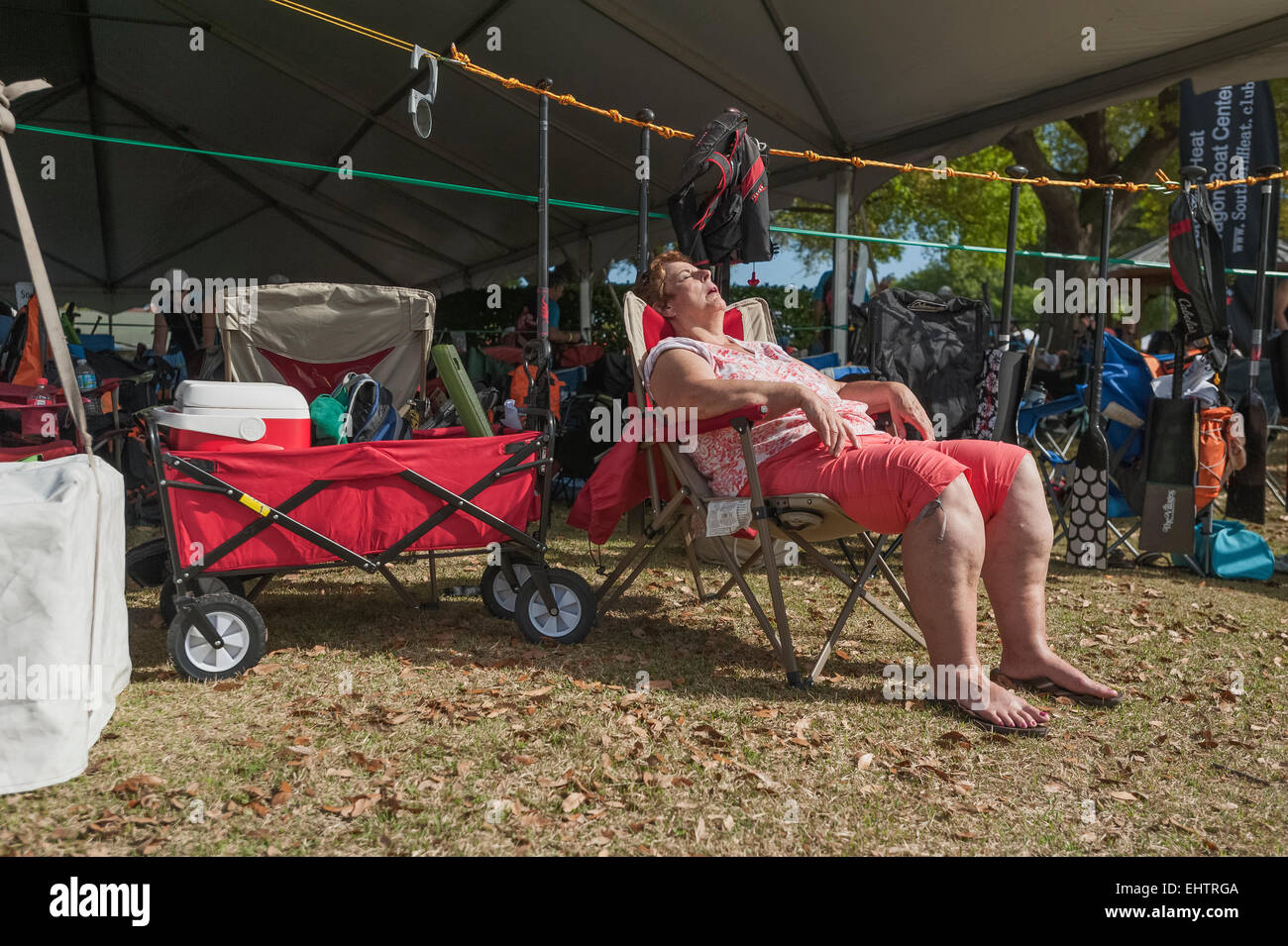 Una donna prendendo un pisolino in un prato sedia in corrispondenza di un evento locale in Tavares, Florida USA Foto Stock