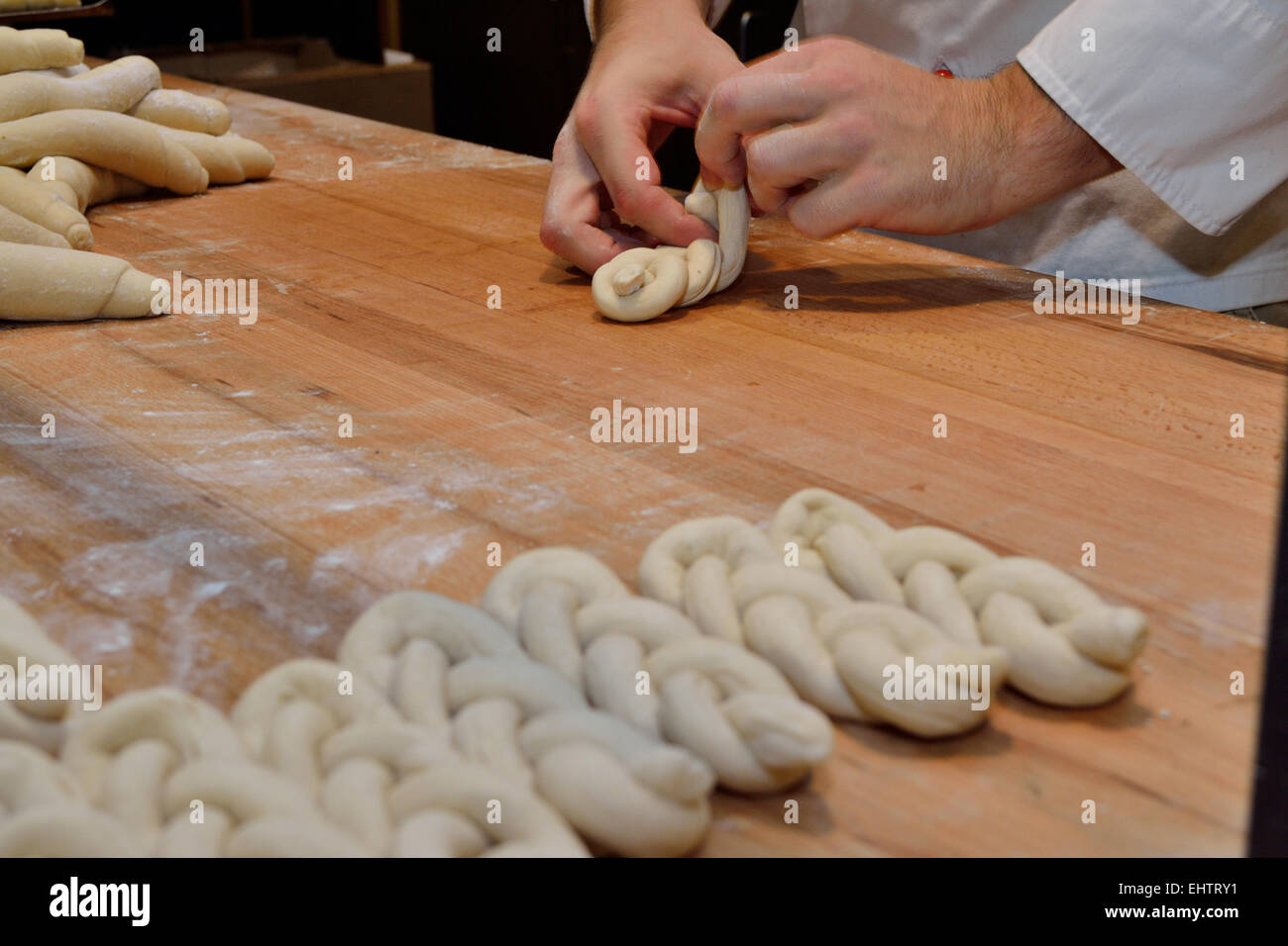 Baker tesse la pasticceria a mano Foto Stock