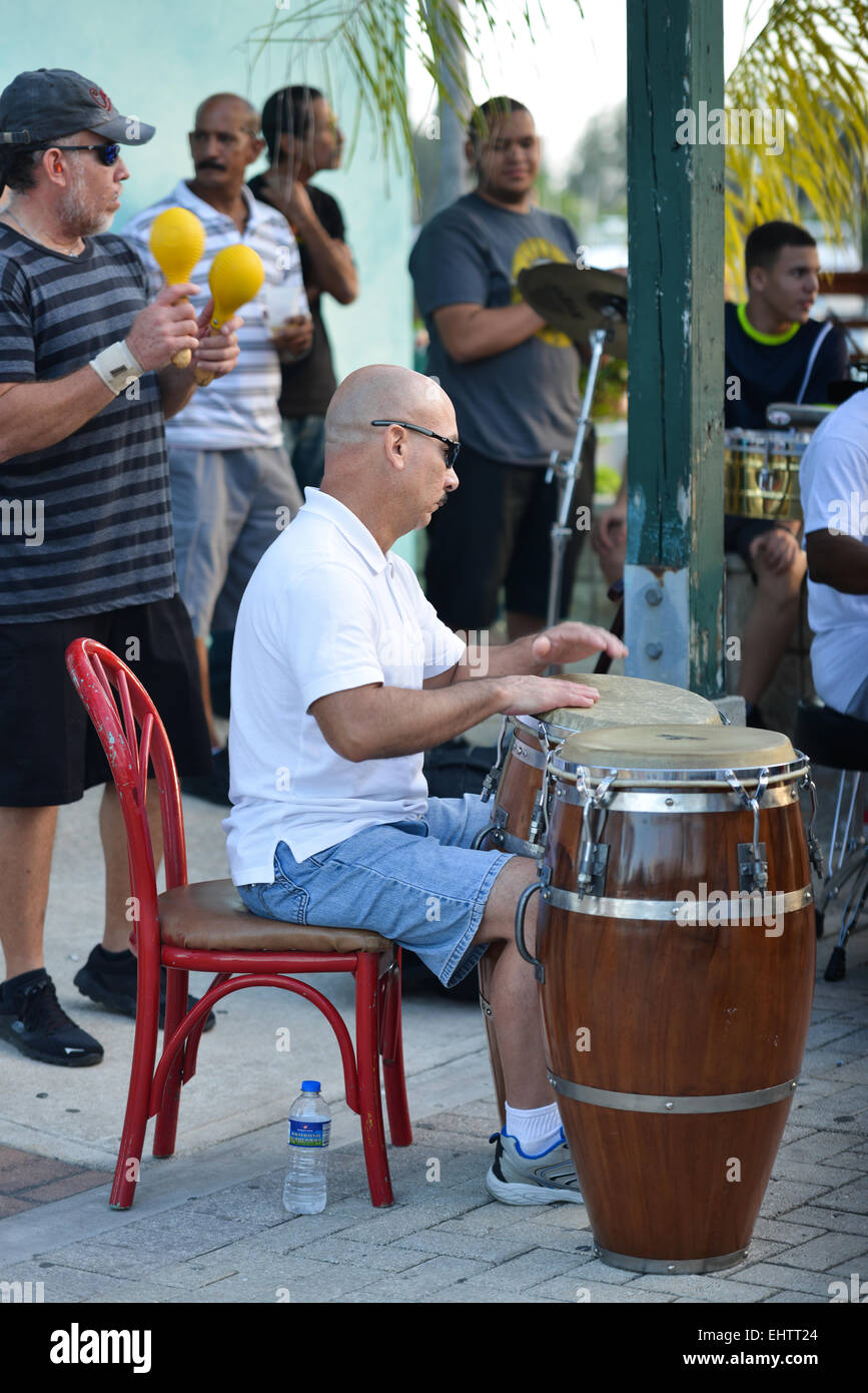 L'uomo gioca conga a La Guancha Boardwalk. Ponce, Puerto Rico. Territorio statunitense. Isola dei caraibi. Foto Stock