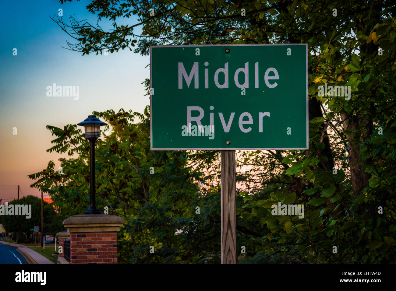 Metà fiume segno in Essex, Maryland. Foto Stock