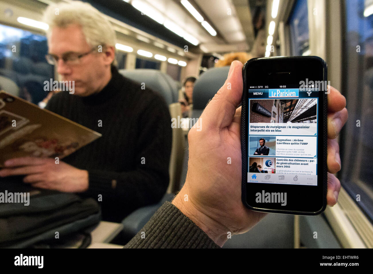 La lettura dei quotidiani su uno smartphone Foto Stock