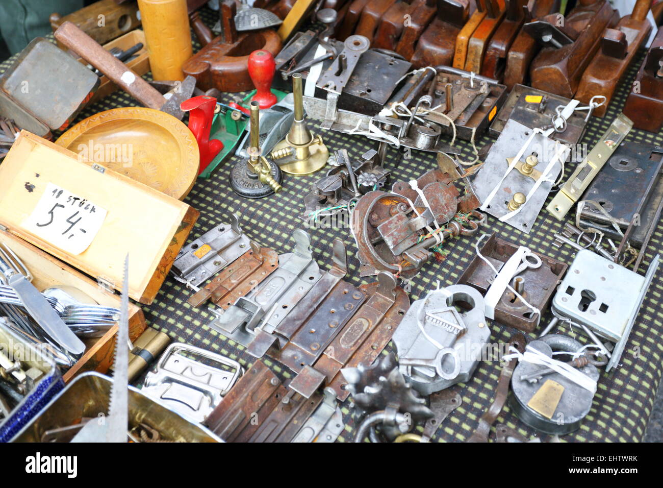 Vecchi strumenti di metallo in un mercato delle pulci. Foto Stock