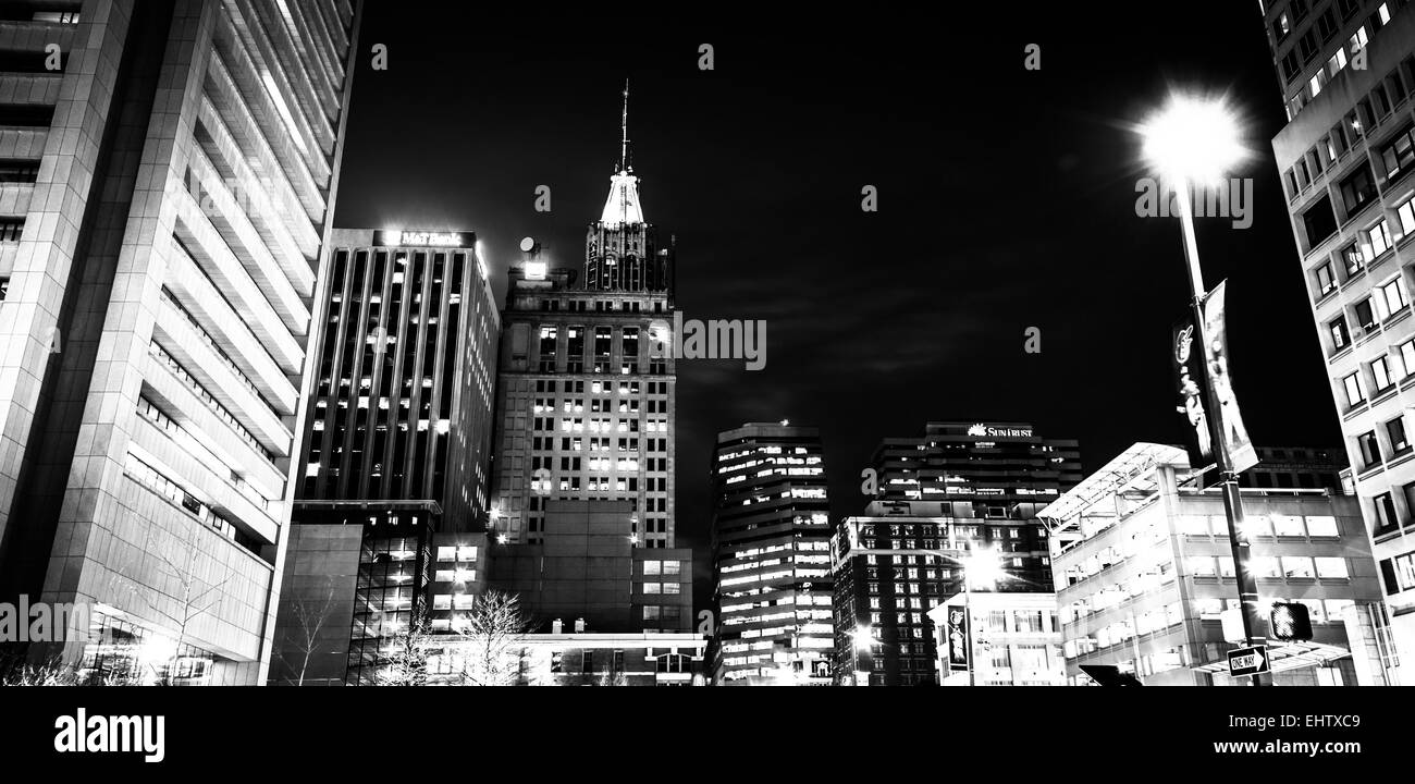 Vista notturna di grattacieli di notte a Baltimora, Maryland. Foto Stock