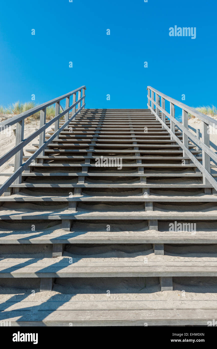 Scale di legno in ingresso sulla spiaggia vicino a Maasvlakte Rotterdam. Foto Stock