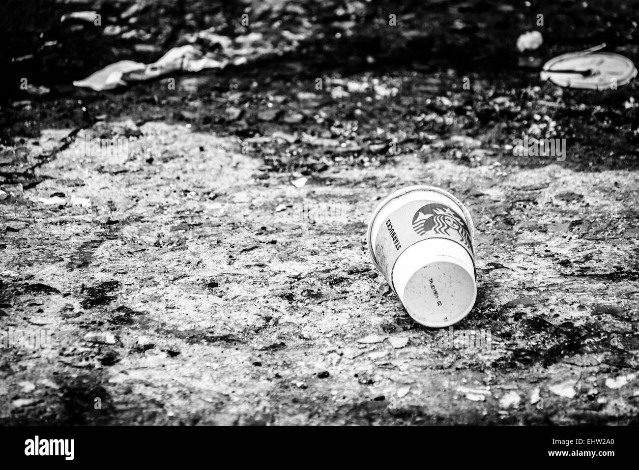 Caffe' Starbuck's cup in Graffiti vicolo, Baltimore, Maryland. Foto Stock
