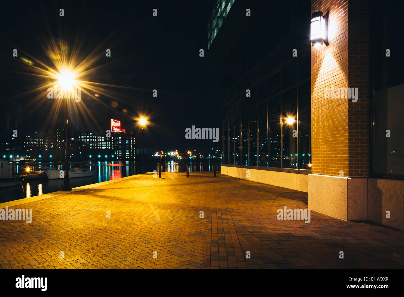 Baltimora - Settembre 17: il Fells Point Waterfront e Domino zuccheri fabbrica a notte a settembre 17th, 2014 a Baltimora, Ma Foto Stock