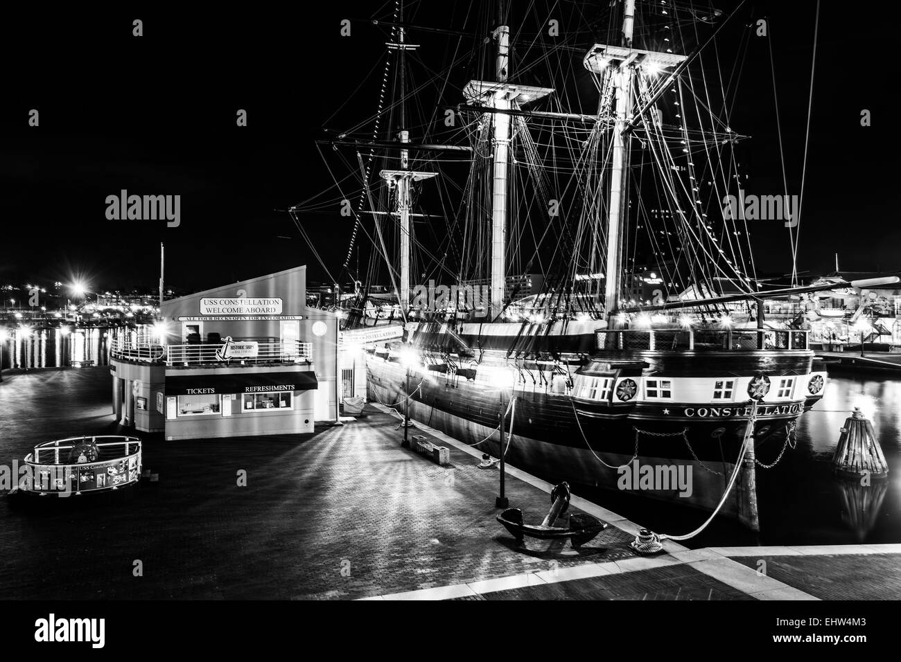 La USS Constellation la sera nel Porto Interno di Baltimore, Maryland. Foto Stock