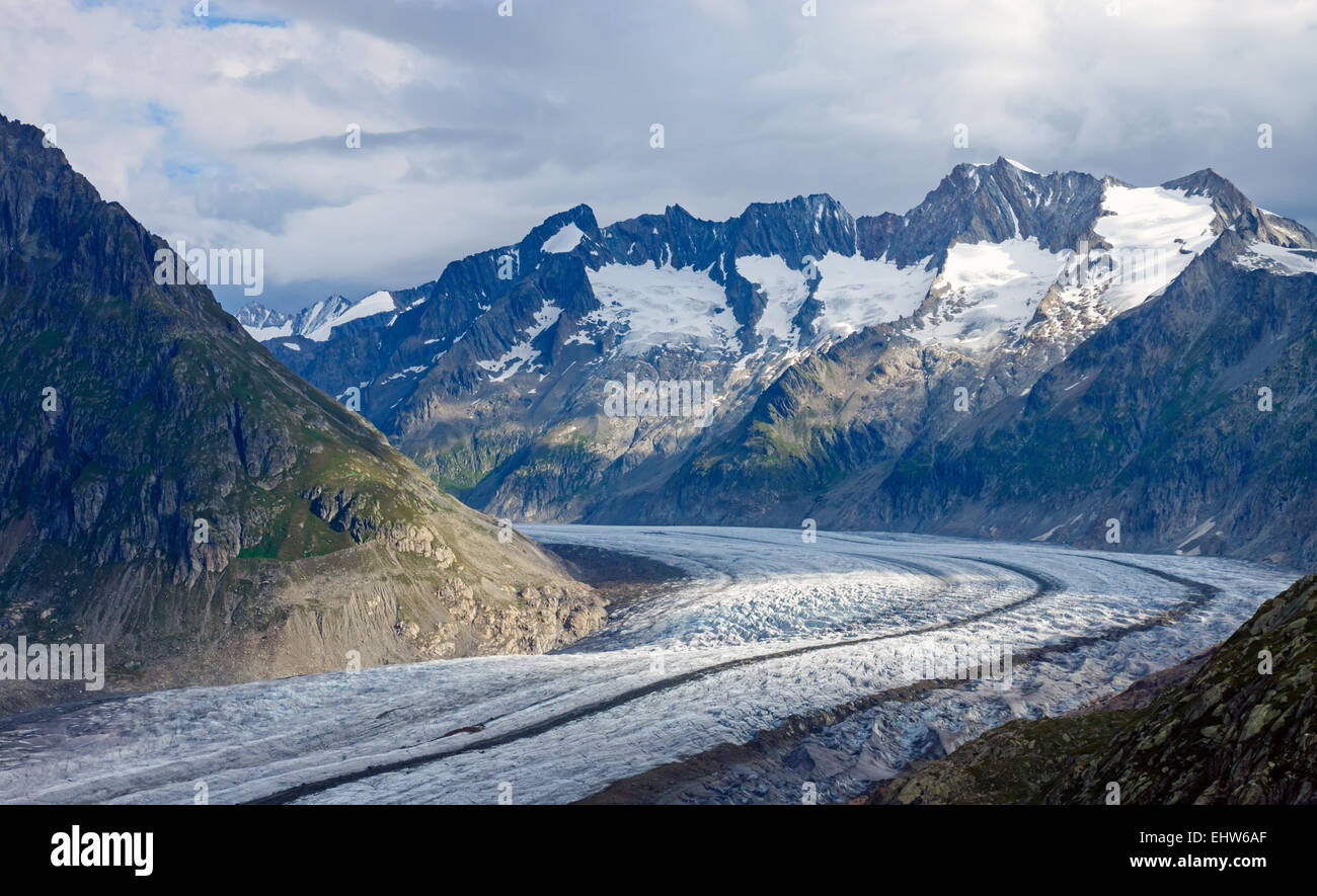 Giorno nuvoloso nelle alpi Foto Stock