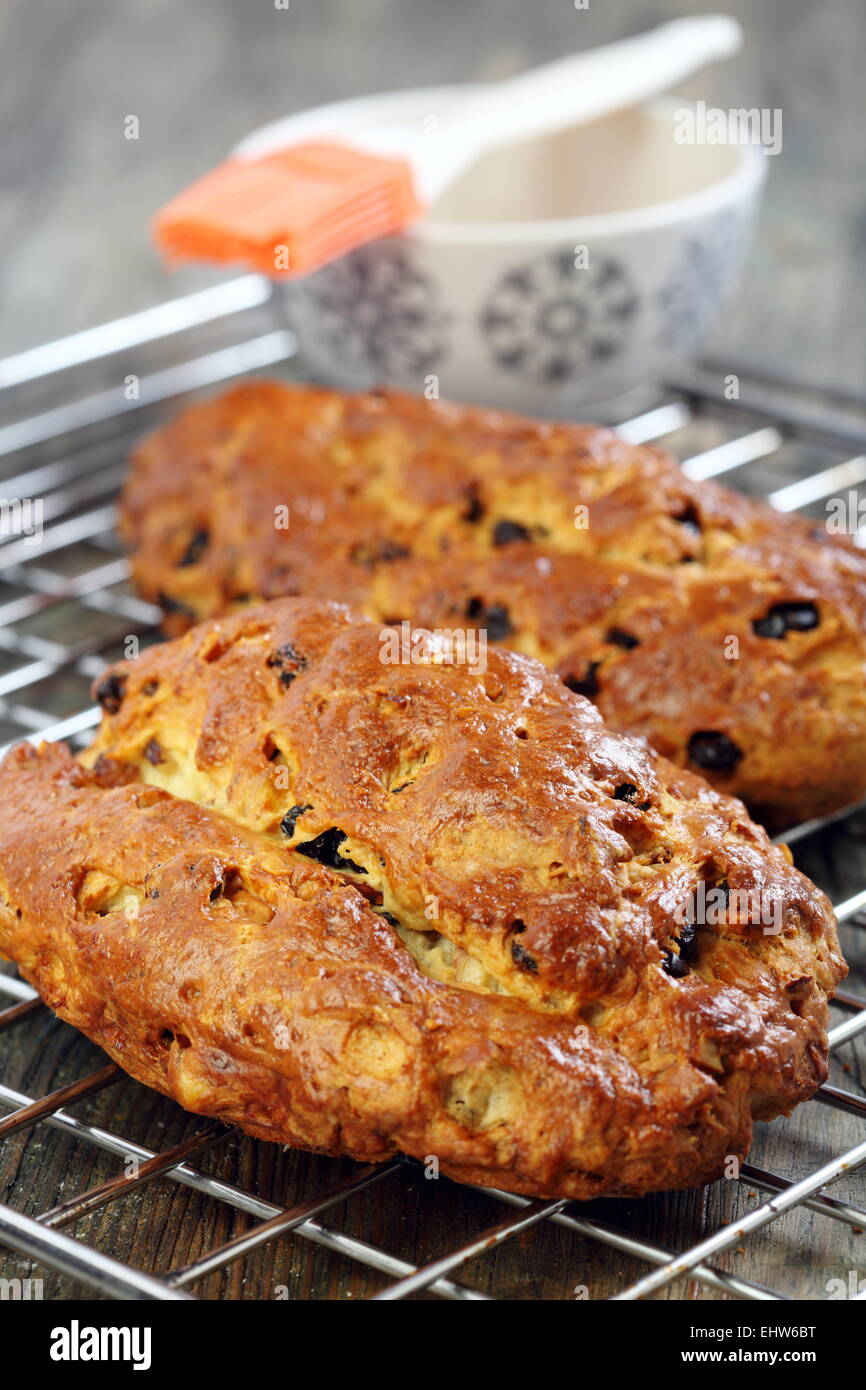 Il Natale lo stollen sul traliccio metallico. Foto Stock