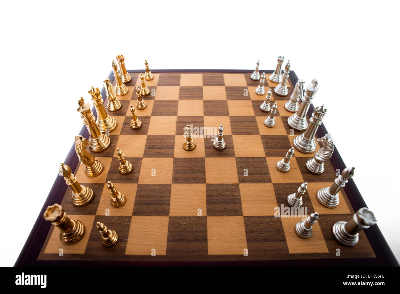 Scacchi in legno bordo con oro e argento pezzi. Foto Stock