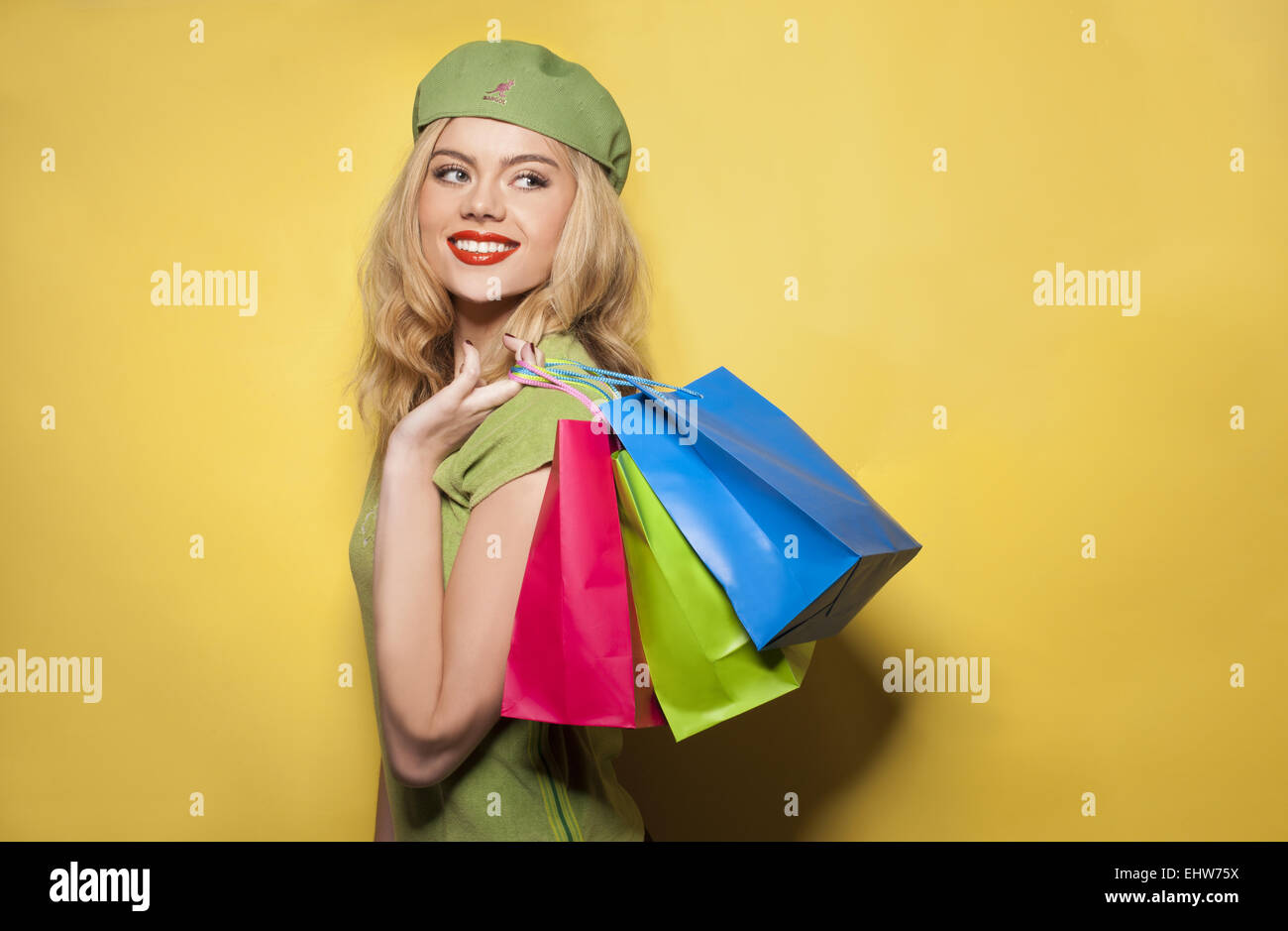 Moda donna shopping di contenimento di sacchetti di carta Foto Stock