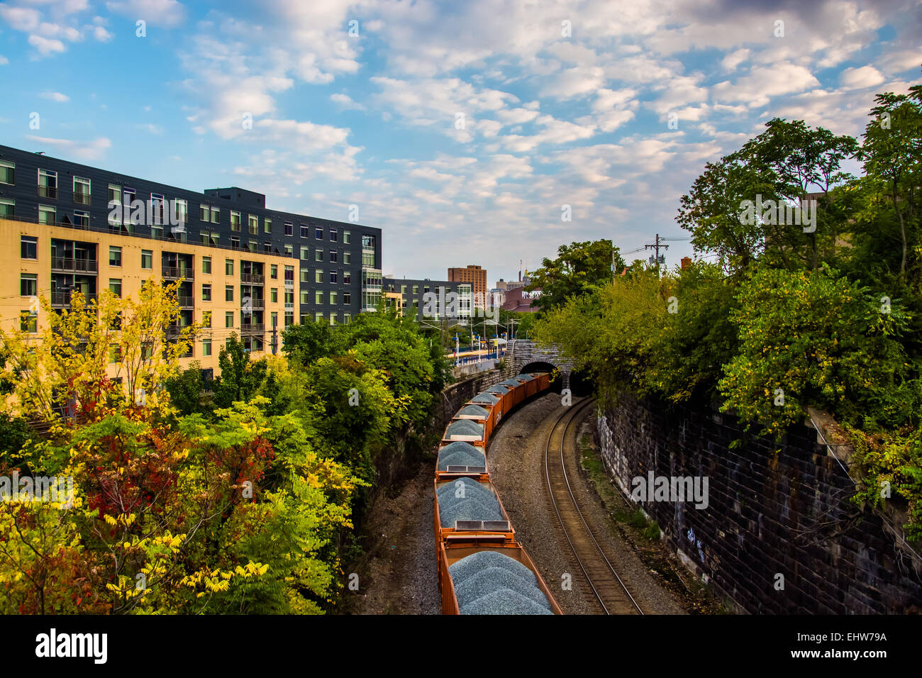 Vista delle vetture del carbone sui binari della ferrovia a Baltimora, Maryland. Foto Stock