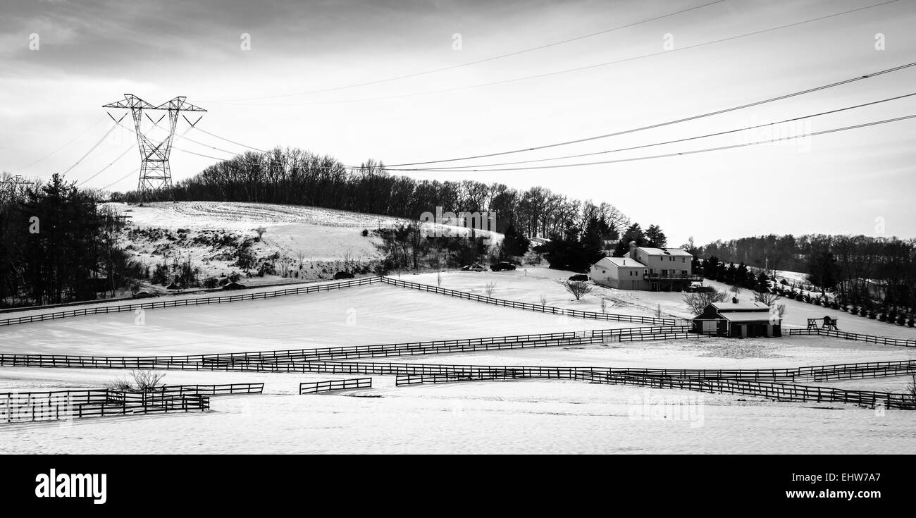 Vista della coperta di neve campi coltivati e colline nelle zone rurali Carroll County, Maryland. Foto Stock