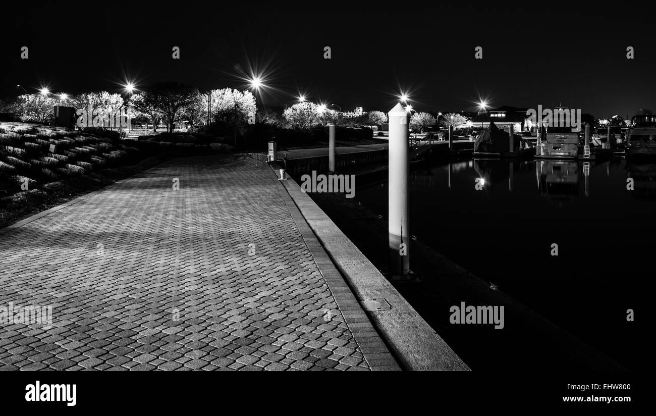 Passeggiata sul lungomare presso il Ponte della Baia di Marina di notte, nel Kent Island, Maryland. Foto Stock