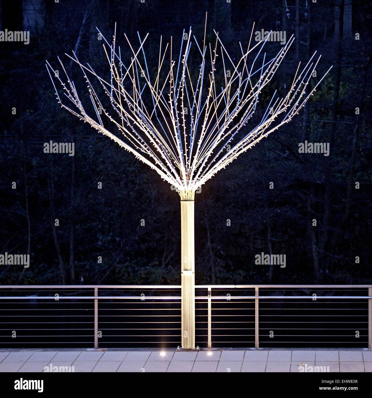 Una struttura ad albero illuminato di metallo in Altena Foto Stock