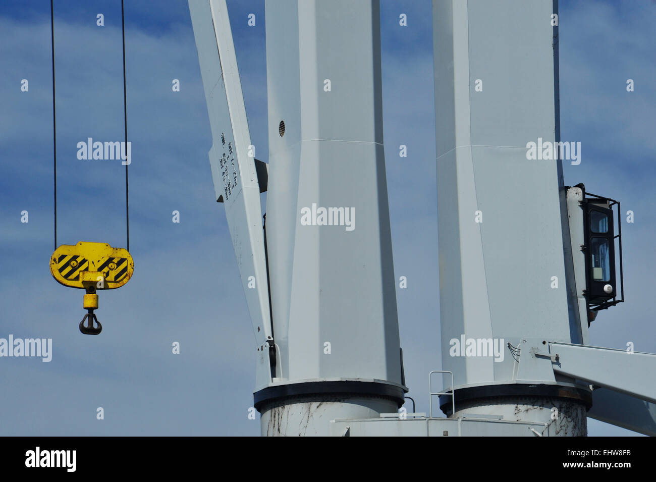 Close-up, dettaglio per impieghi pesanti giallo gancio di carico della nave gru sospese in midair, oggetto, sfondo Foto Stock