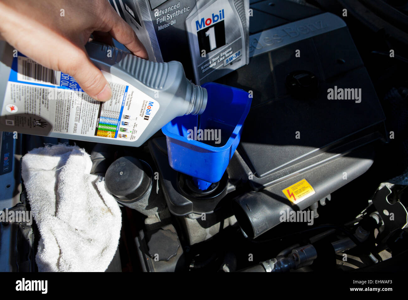 Uomo Mobile versatore 1 olio motore in imbuto - USA Foto Stock