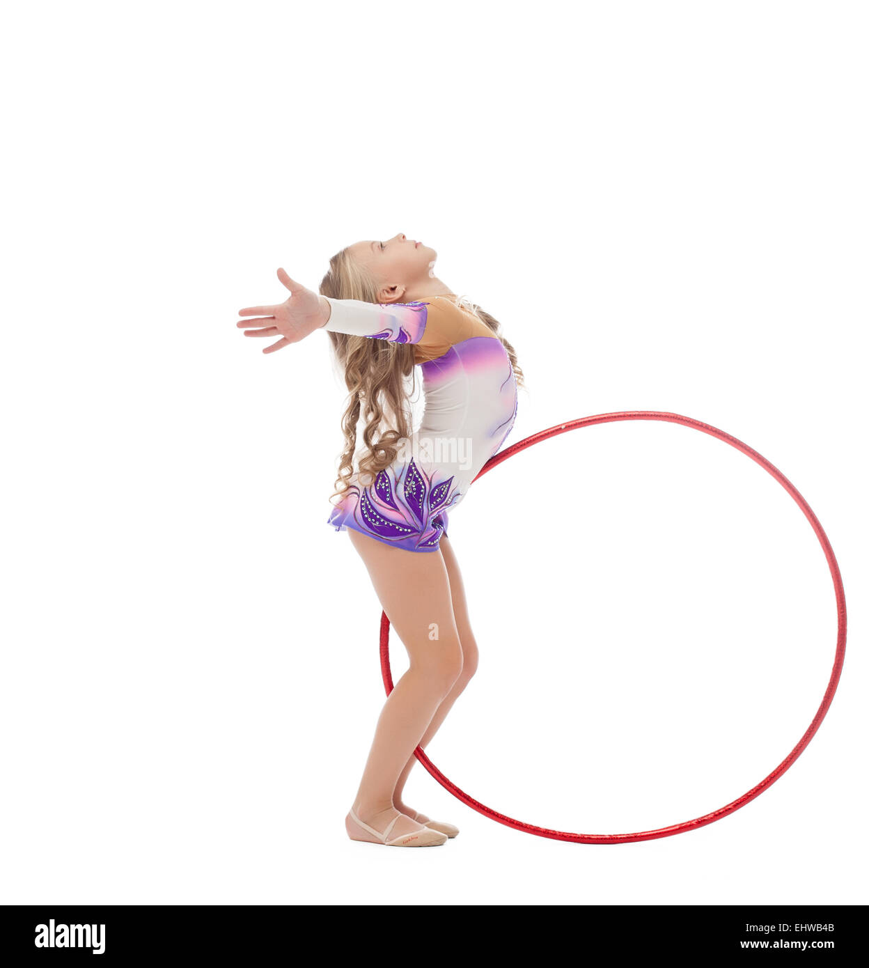 Ginnasta flessibile ballando con cerchio in studio Foto Stock